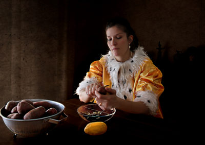 Patricia Jacomella, Dame mit Kartoffel, 2014 Aus der Serie "Glücks-Uni-Form", Foto-Print auf Leinwand, 40 x 60 cm