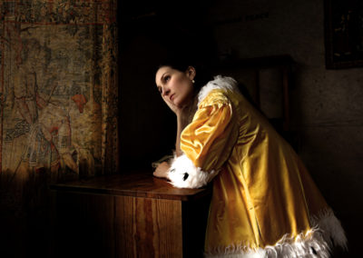 Patricia Jacomella, Dame mit gelber Jacke, 2014 Aus der Serie "Glücks-Uni-Form", Foto-Print auf Leinwand, 40 x 60 cm